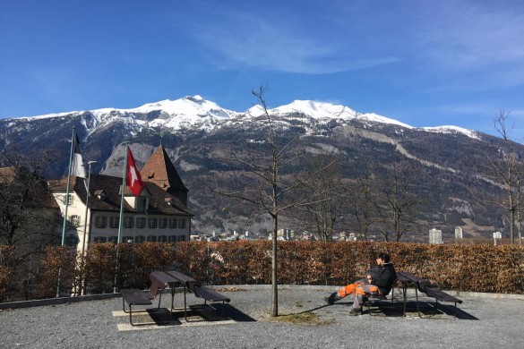 Malerische Lage der Bündner Kantonsschule Chur (BKS) mit Blick auf den verschneiten Calanda.