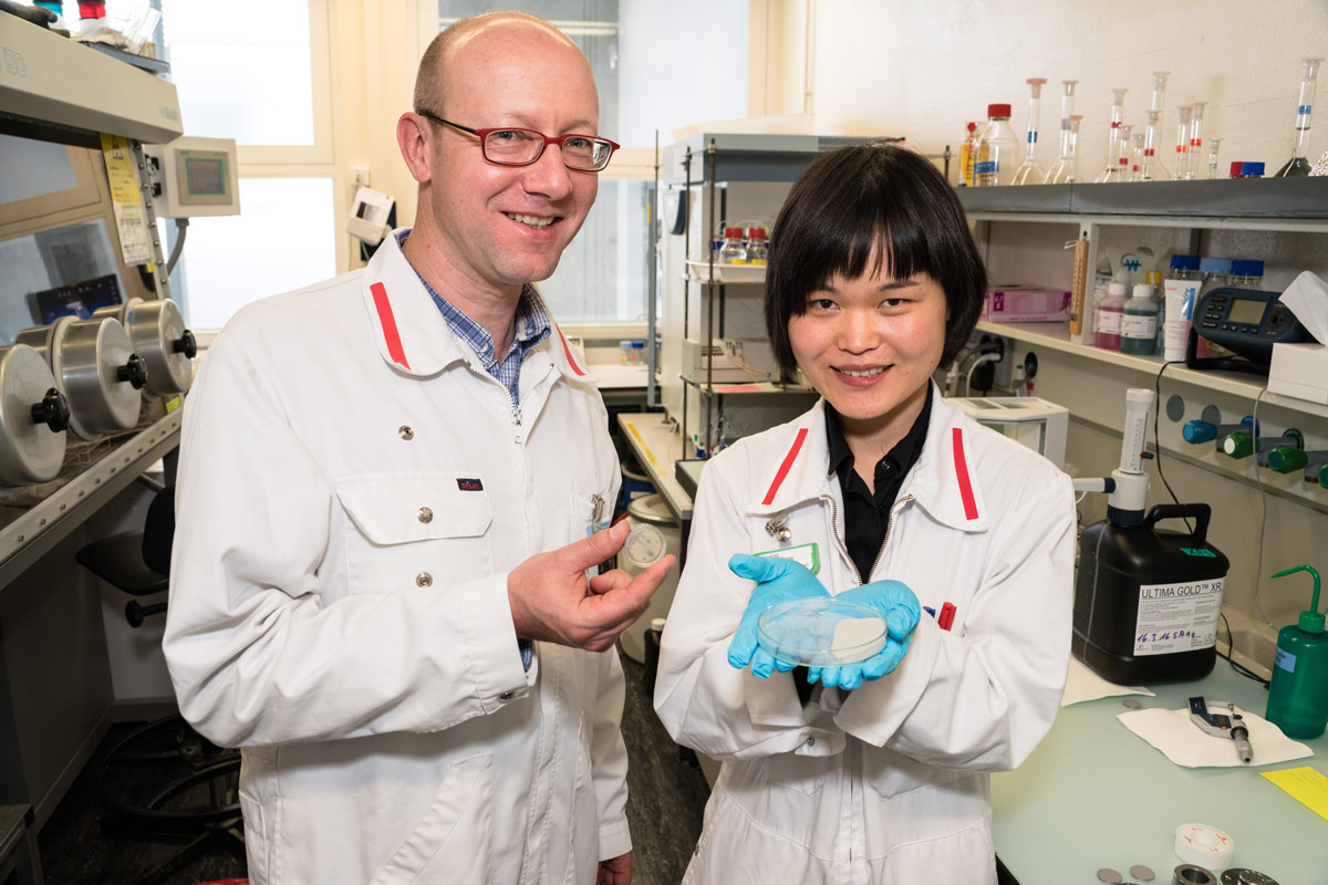 Yanhua Chen (left, PSI) and Jens Mibus (right, Nagra) presenting clay minerals